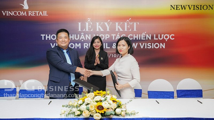 Ông Nguyễn Thế Hưng, Phó giám đốc Công ty trách nhiệm hữu hạn Bất động sản Newvision ký kết thỏa thuận với bà Trần Thu Hiền, Phó Tổng Giám đốc Kinh doanh và Marketing Vincom Retail trong buổi lễ tổ chức ngày 18/10 Ông Nguyễn Thế Hưng, Phó giám đốc Công ty trách nhiệm hữu hạn Bất động sản Newvision ký kết thỏa thuận với bà Trần Thu Hiền, Phó Tổng Giám đốc Kinh doanh và Marketing Vincom Retail trong buổi lễ tổ chức ngày 18/10