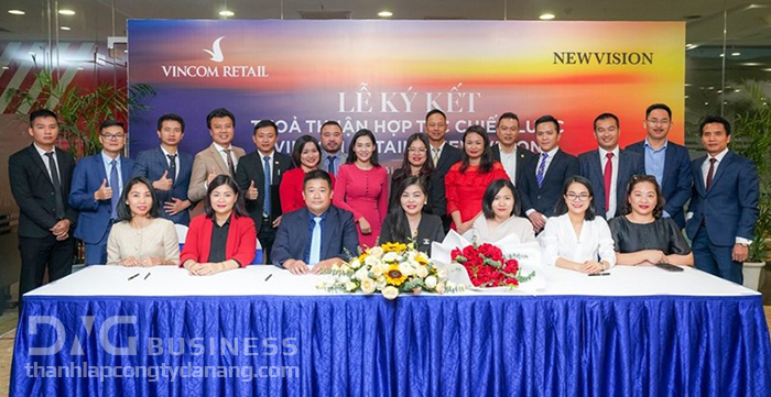 Vincom Retail cũng đã ký biên bản ghi nhớ thỏa thuận hợp tác với 14 công ty bất động sản. Đây là các công ty tham gia chương trình triển khai cho thuê shop thuộc dự án Grand World Phú Quốc. Vincom Retail cũng đã ký biên bản ghi nhớ thỏa thuận hợp tác với 14 công ty bất động sản. Đây là các công ty tham gia chương trình triển khai cho thuê shop thuộc dự án Grand World Phú Quốc.